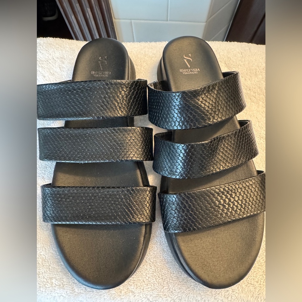 NWOT Simply Vera Vera Wang Sandals